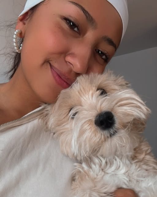 Mishel Cuiza con su perrita Canelita